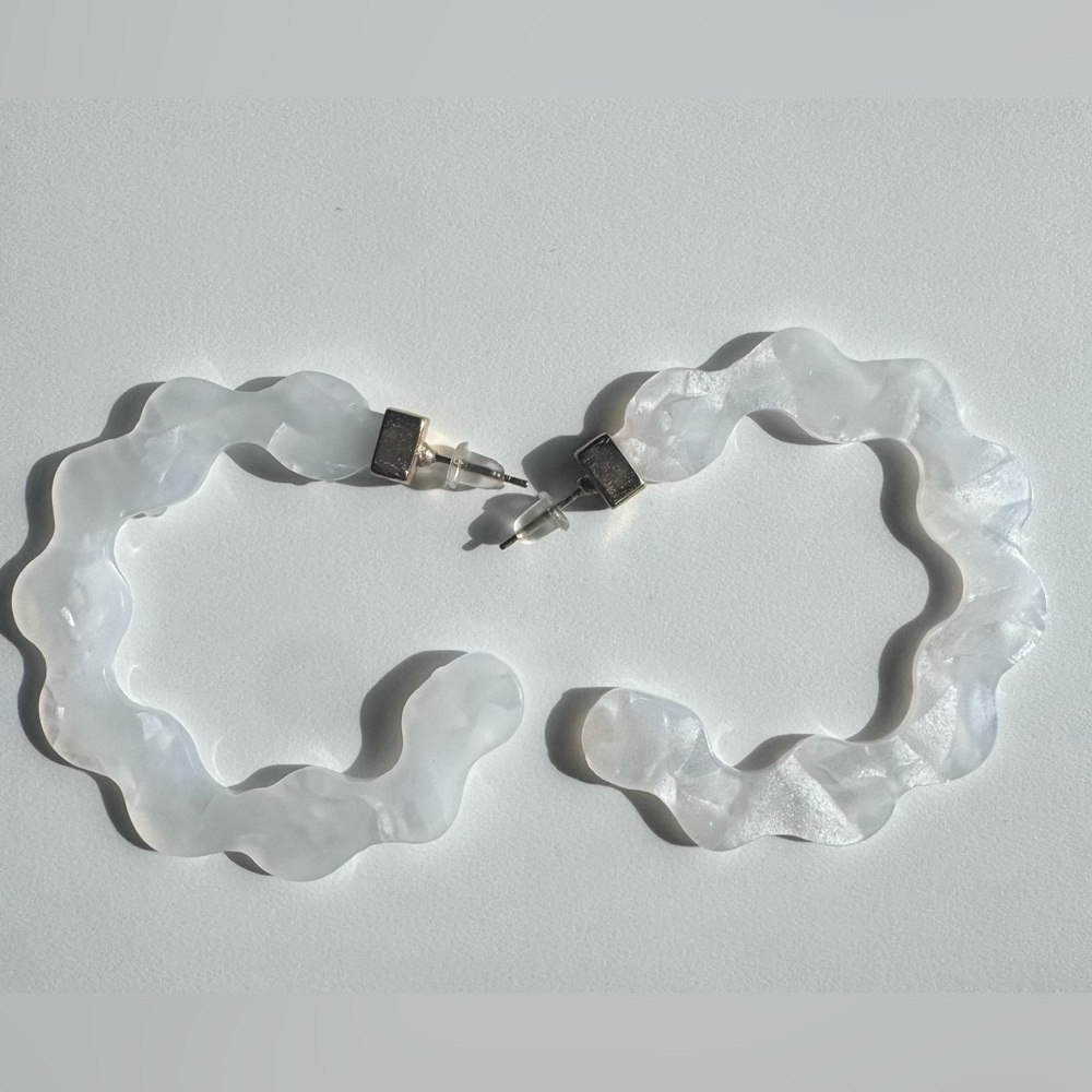 White Wavy Acrylic Hoop Earrings 🤍